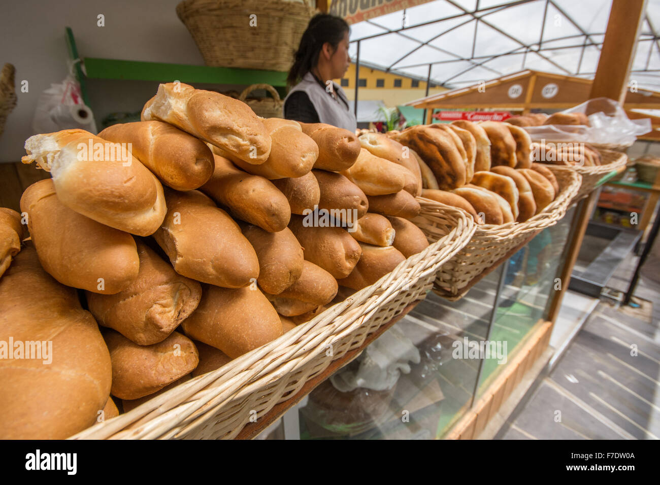 Pane fresco per la vendita al mercato di strada in stallo Foto Stock