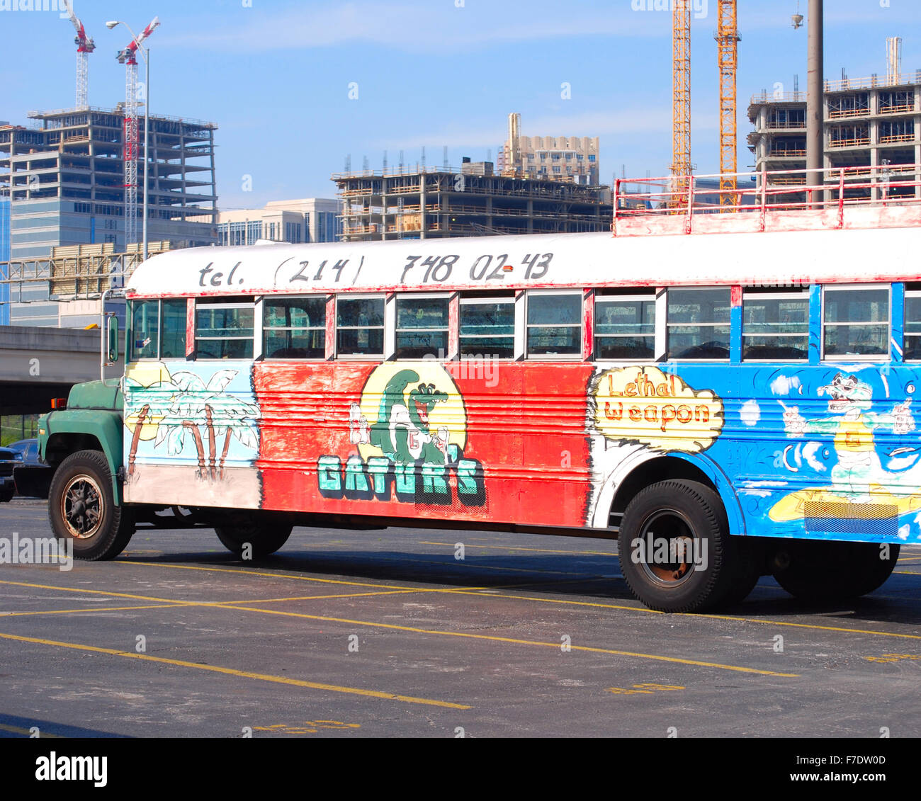 Bus colorati da dei Gator ristorante nel centro di Dallas, TX. Foto Stock