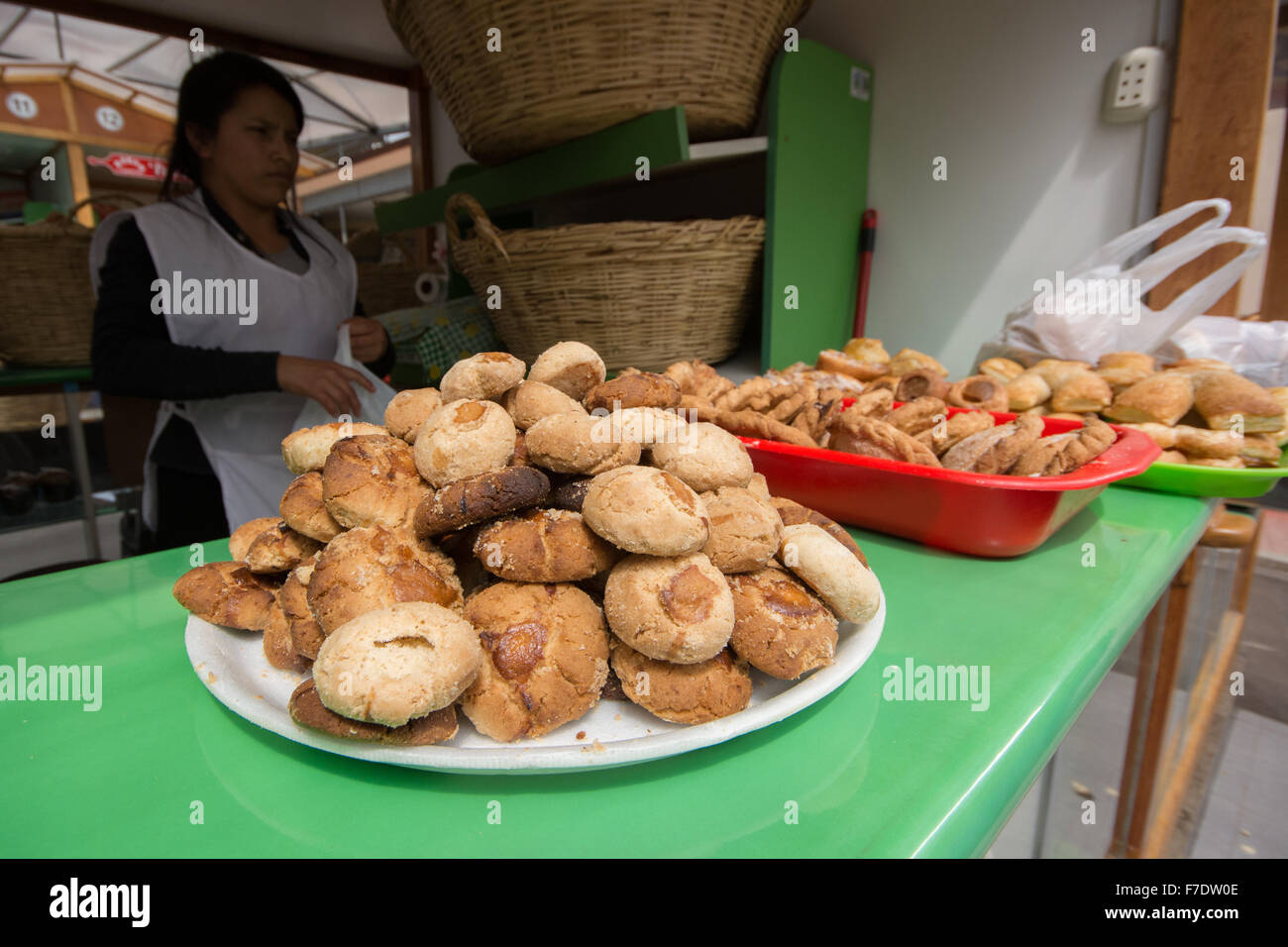 Un tipico pane locale e torte sulle vendite al mercato in stallo Cajabamba Perù Foto Stock