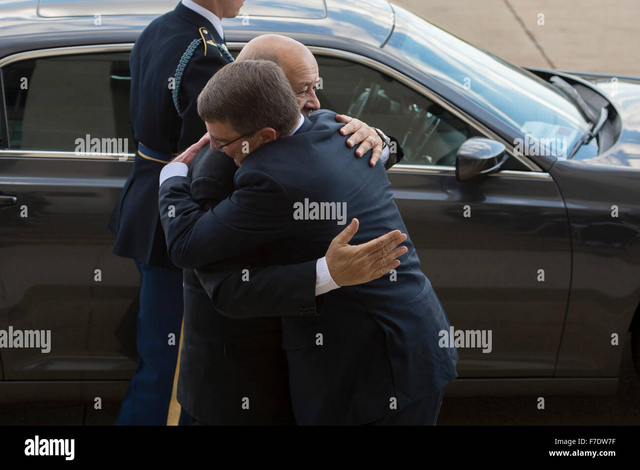 Il Segretario alla difesa degli Stati Uniti Carter di cenere abbraccia il Ministro francese della Difesa Jean-Yves Le Drian al Pentagono Novembre 24, 2015 in Arlington, Virginia. La visita viene dopo gli attentati terroristici a Parigi. Foto Stock