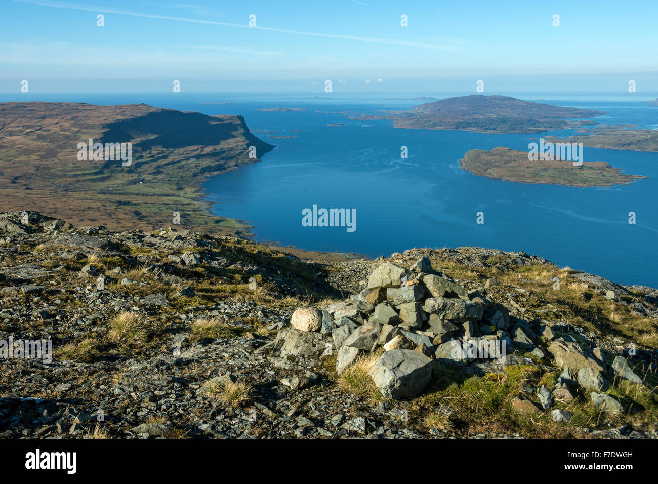 Le isole di Eorsa e Ulva sopra Loch na Keal, da Beinn Fhada, Isle of Mull, Argyll and Bute, Scotland, Regno Unito Foto Stock