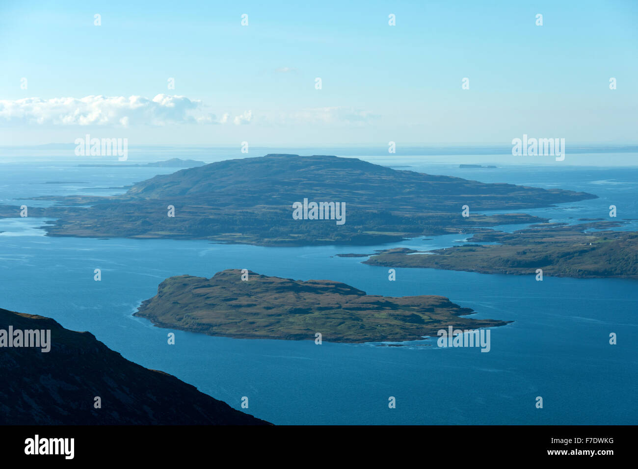 Le isole di Eorsa (in primo piano) e Ulva sopra Loch na Keal, da Beinn nan Gabhar, Isle of Mull, Argyll and Bute, Scotland, Regno Unito Foto Stock