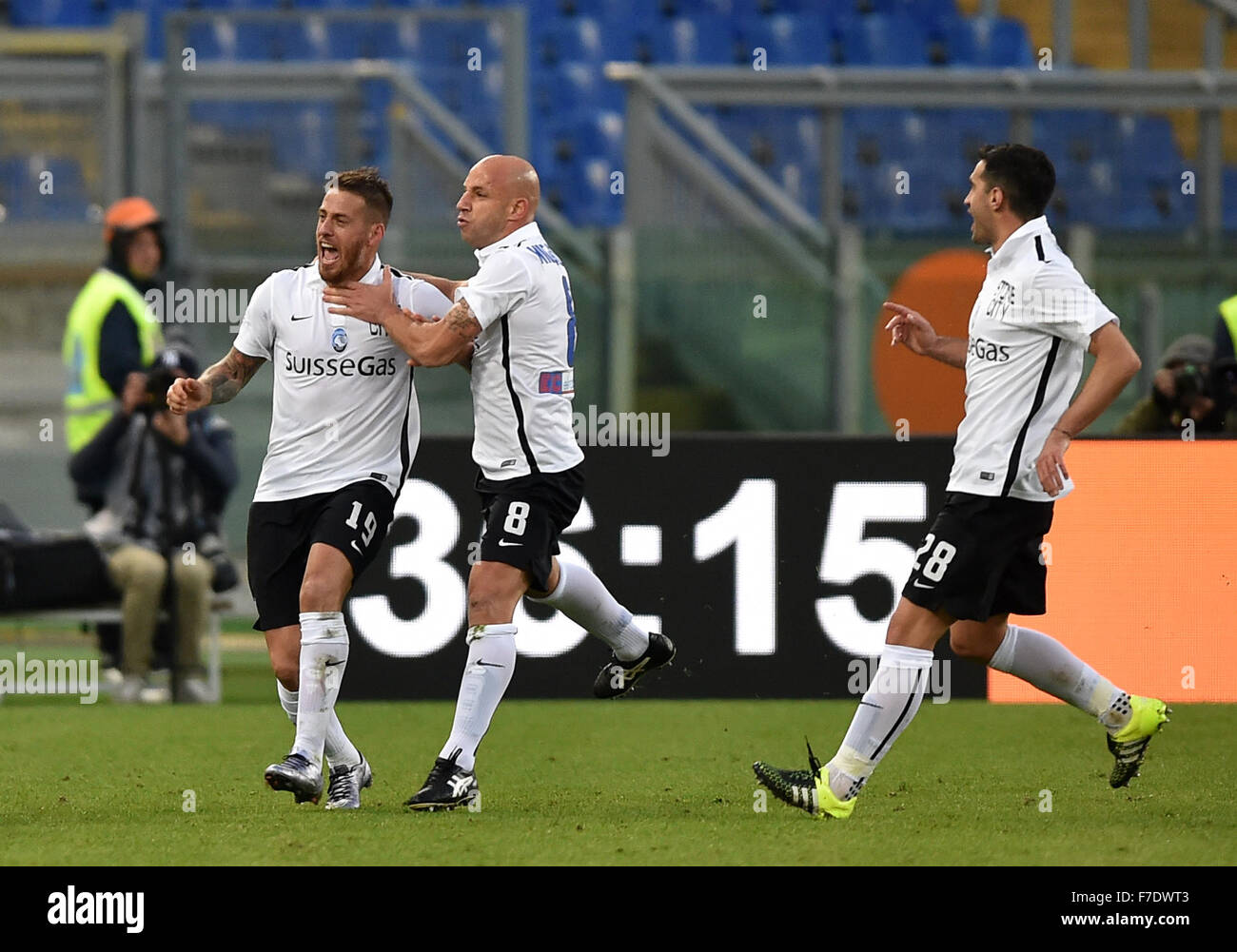 Roma. 29 Nov, 2015. Atalanta tedesco della Denis (L) celebra durante il campionato italiano di una partita di calcio come Roma vs Atalanta su nov. 29, 2015 nello stadio Olimpico di Roma. Atalanta ha vinto 2-0. © Alberto Lingria/Xinhua/Alamy Live News Foto Stock
