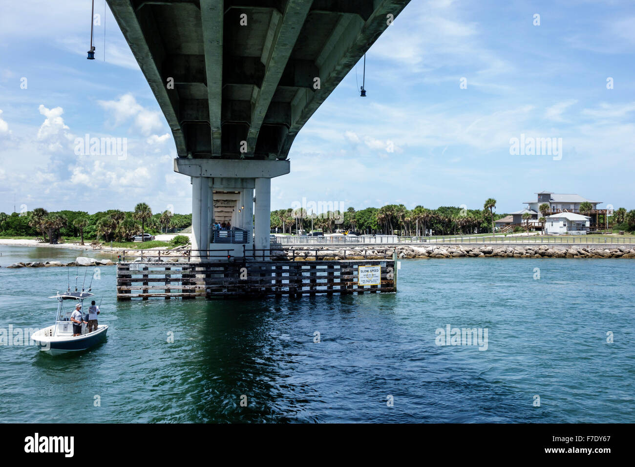 Florida North Beach, Sebastian Inlet Water state Park, Indian River Water Lagoon, barca, pescatore, pesca, autostrada Route A1A Bridge, visitatori viaggi Racconti Foto Stock