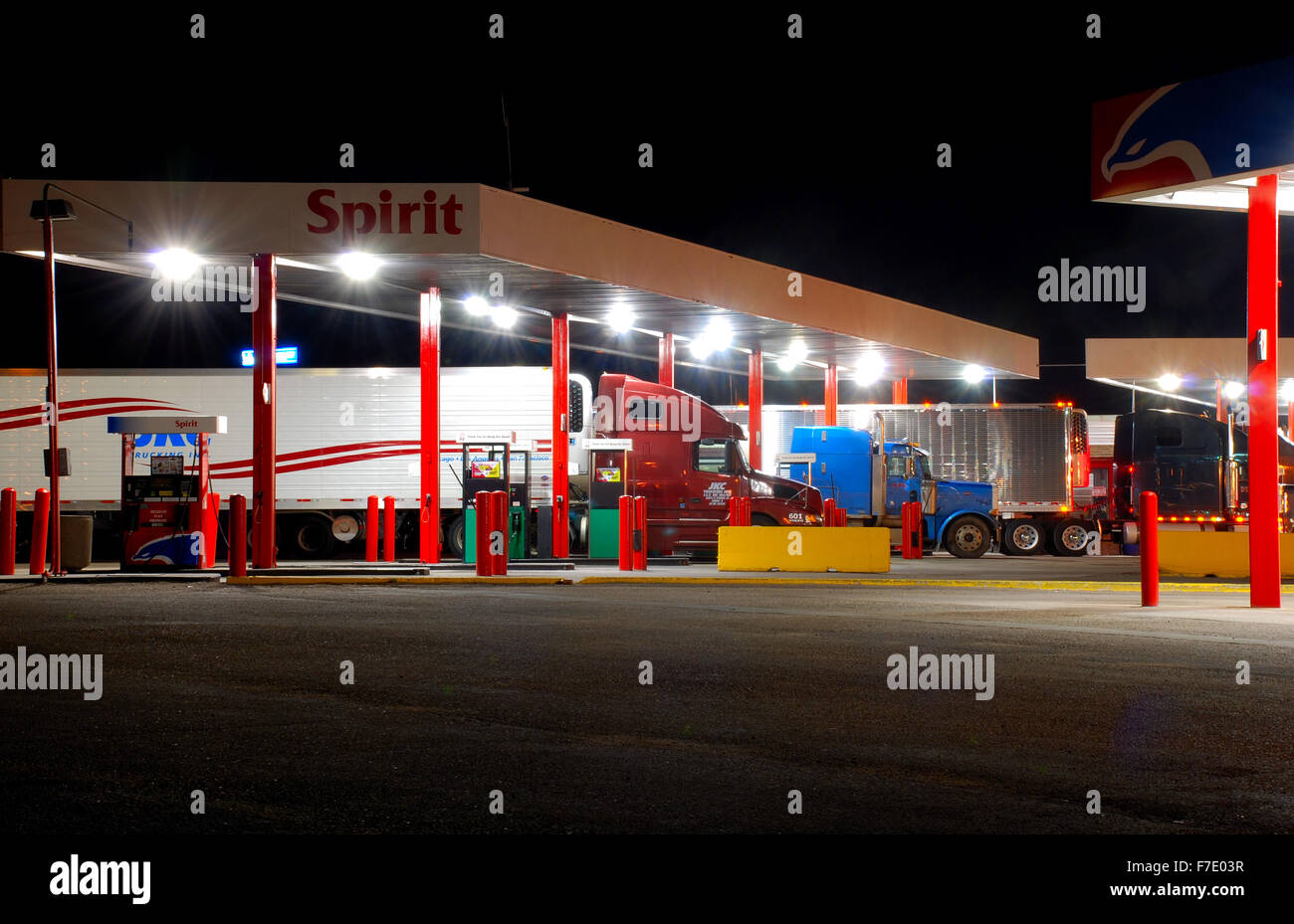 I carrelli di notte il rifornimento fino a Sapp fratelli arresto carrello a est di Cheyenne, Wyoming. Foto Stock