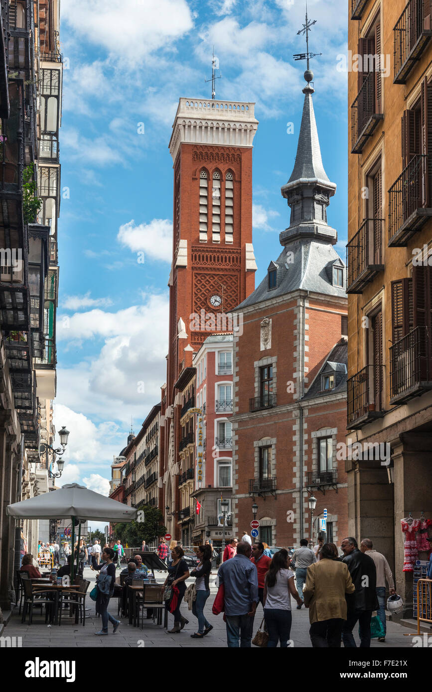 Guardando da Calle de Gerona al Palacio de Santa Cruz con il campanile della chiesa di Santa Cruz dietro, Madrid, Spagna Foto Stock