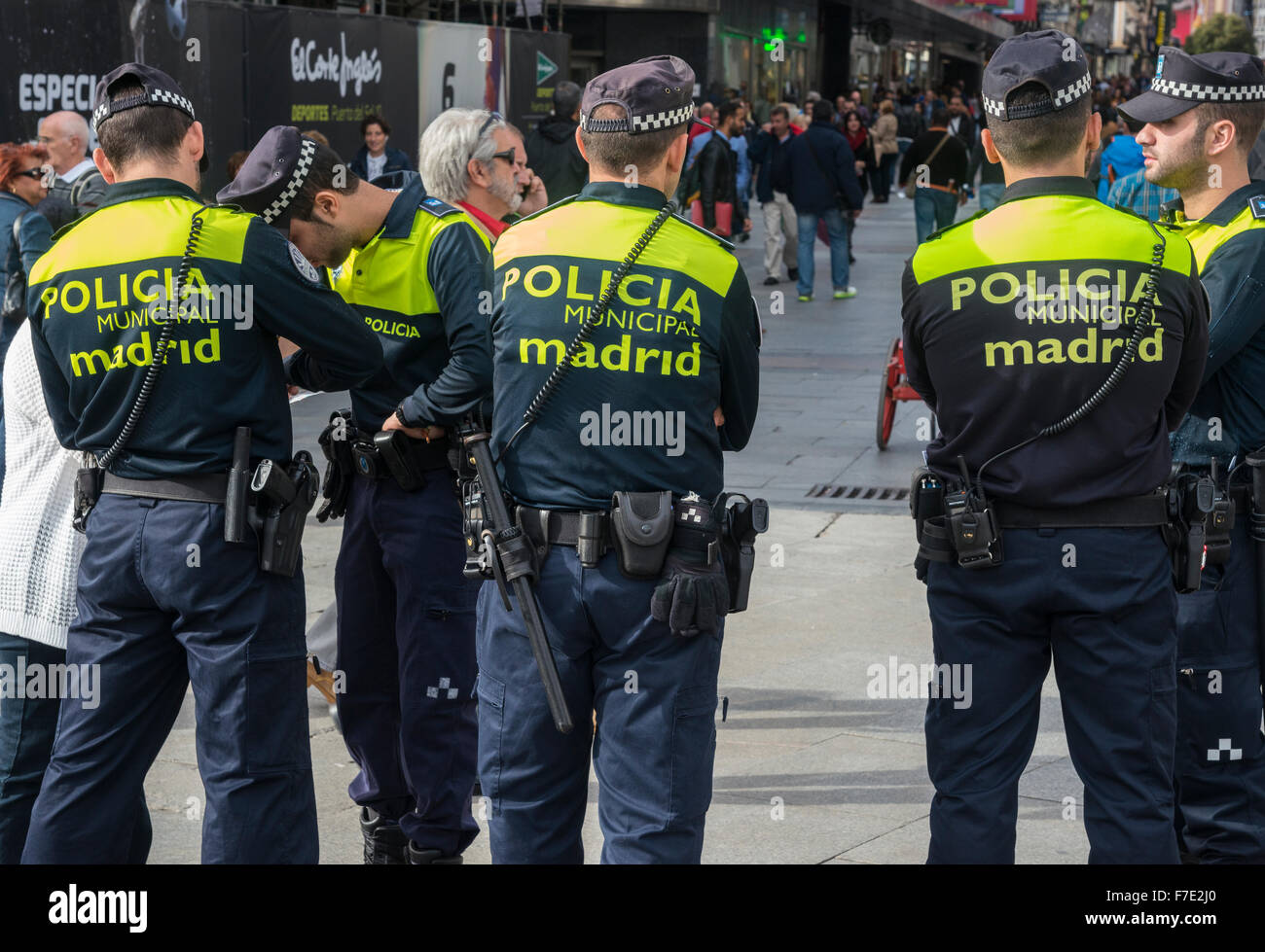 La polizia municipale sul dazio in Puerta del Sol di Madrid, Spagna Foto Stock