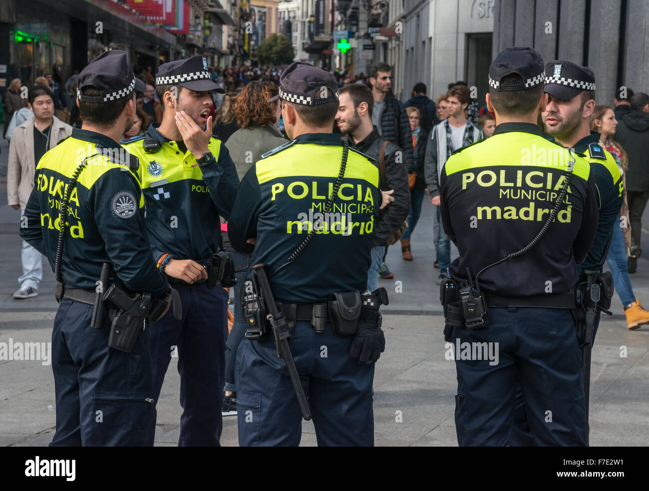 La polizia municipale sul dazio in Puerta del Sol di Madrid, Spagna Foto Stock