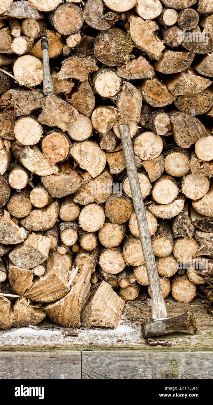 Piena legnaia in inverno con una suddivisione della mazza e ascia di guerra. Foto Stock