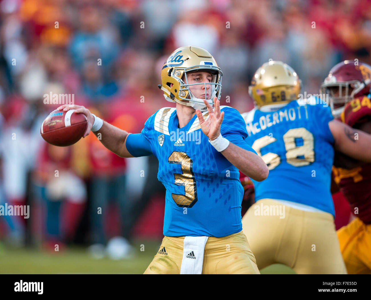 Los Angeles, CA, Stati Uniti d'America. 28 Nov, 2015. UCLA Bruins quarterback (3) Josh Rosen si prepara a lanciare un pass durante un gioco tra la UCLA Bruins e l'USC Trojans presso il Los Angeles Memorial Coliseum di Los Angeles, California. USC sconfitto il UCLA Bruins 40-21.(Credito: Juan Lainez/MarinMedia/Cal Sport Media) © csm/Alamy Live News Foto Stock