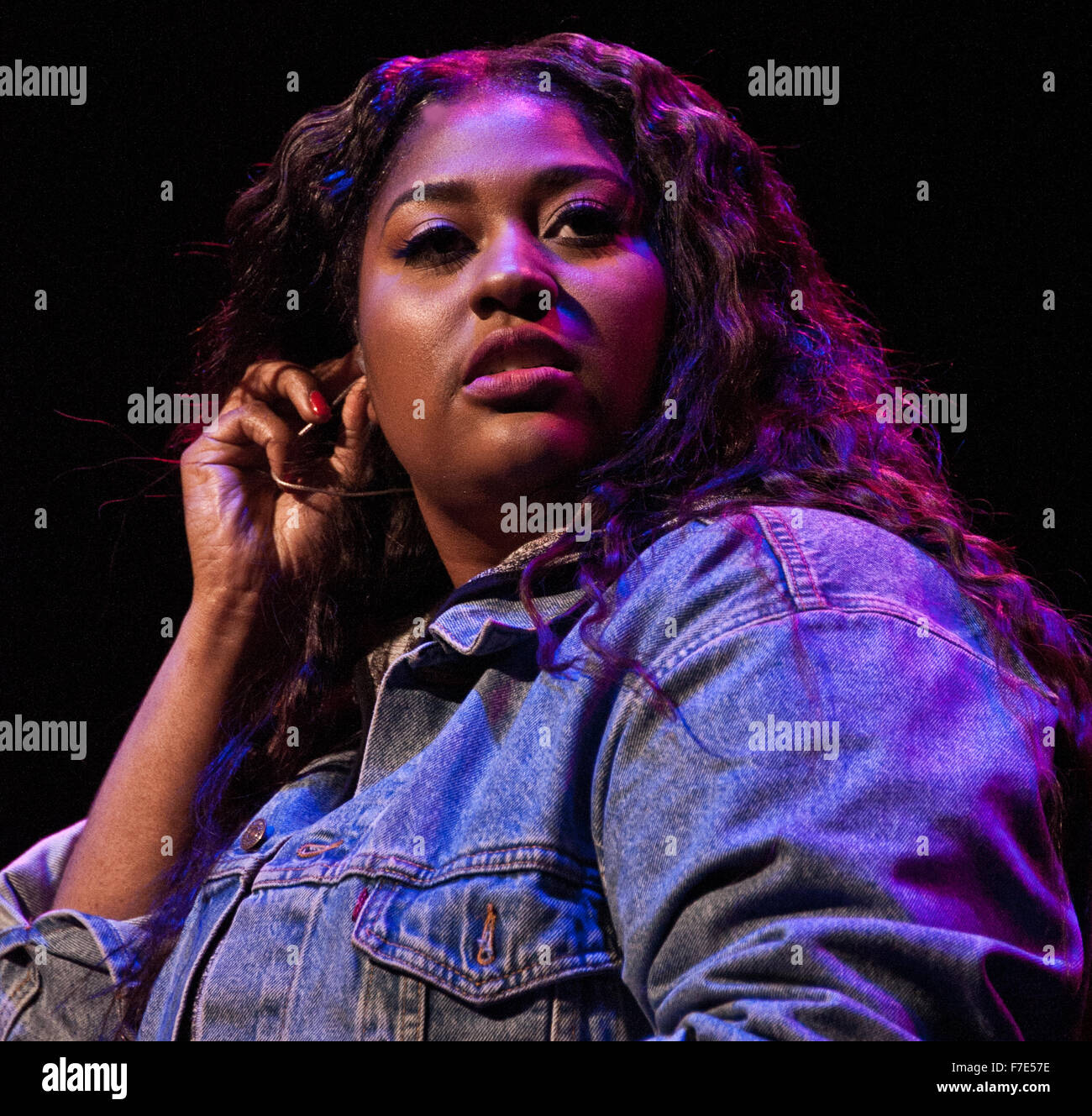 Jazmine Sullivan esegue presso la seconda annua WDAS Holiday Jam presso la Wells Fargo Center di Philadelphia, PA, Stati Uniti d'America Foto Stock