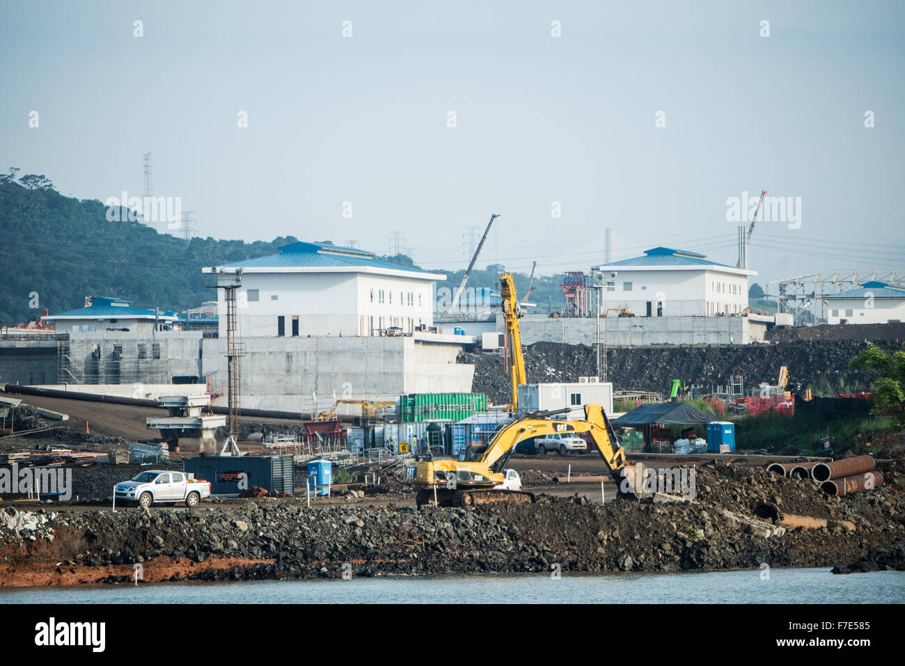 Canale di Panama, Panama--il cantiere per la costruzione della nuova serratura essendo costruire adiacente al preesistente Miraflores Locks sul Canale di Panama in Panama City, Panama. Inaugurato nel 1914, il canale di Panama è un cruciale corsia di spedizione tra il oceani Atlantico e Pacifico che significano che le navi che non dispongono di andare intorno alla parte inferiore del Sud America o al di sopra della sommità del Canada. Il canale è stato originariamente costruito e gestito dagli Stati Uniti ma è stato restituito a Panama nel 1999. Foto Stock