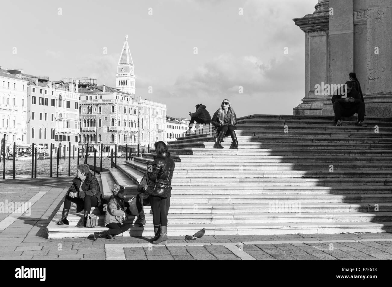 L'Italia, Venezia, persone sulla scala di Santa Maria della Salute Foto Stock
