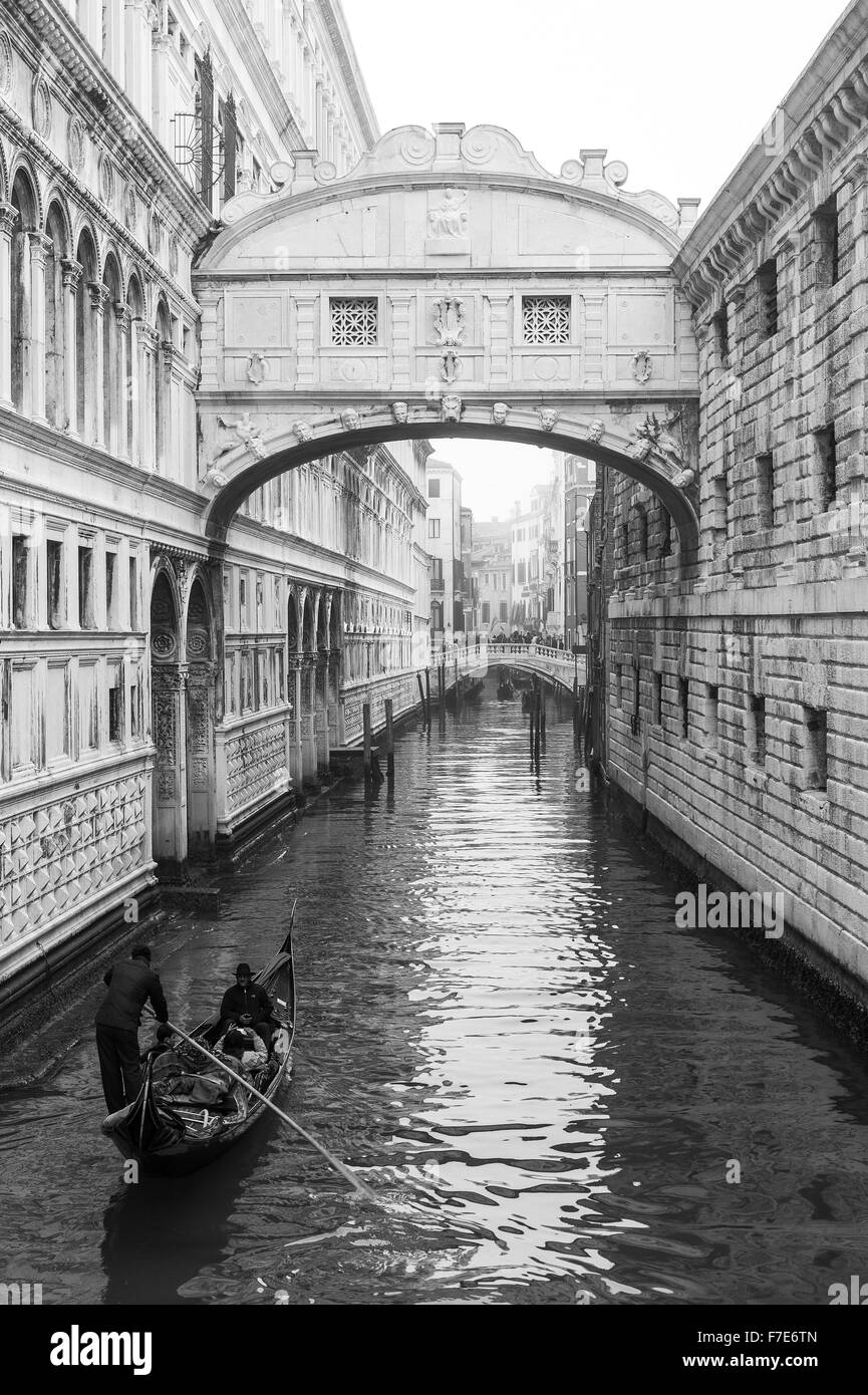 L'Italia, Venezia, una gondola sotto il Ponte dei Sospiri Foto Stock