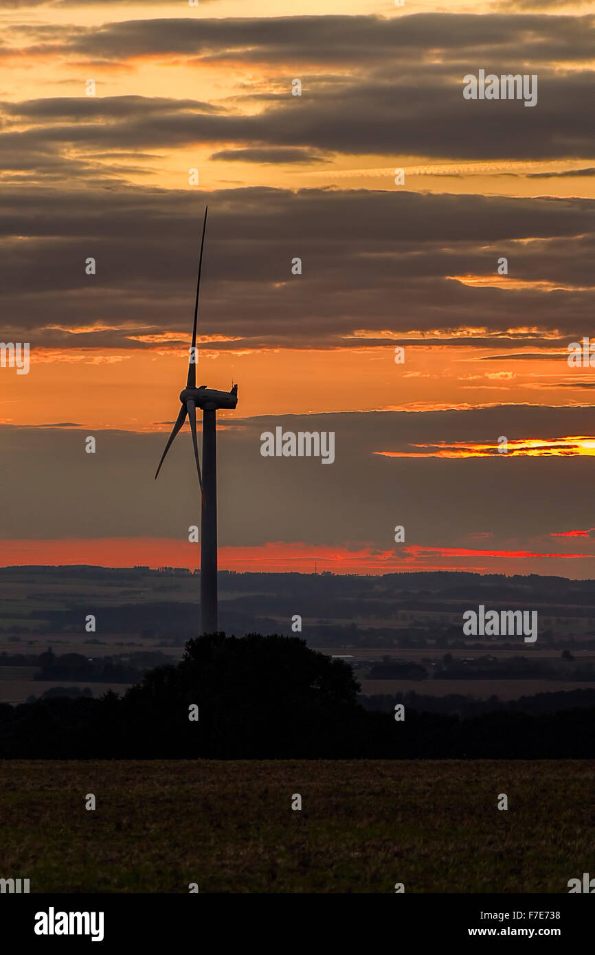 Impianto eolico in sunset con drammatica del cielo. Foto Stock
