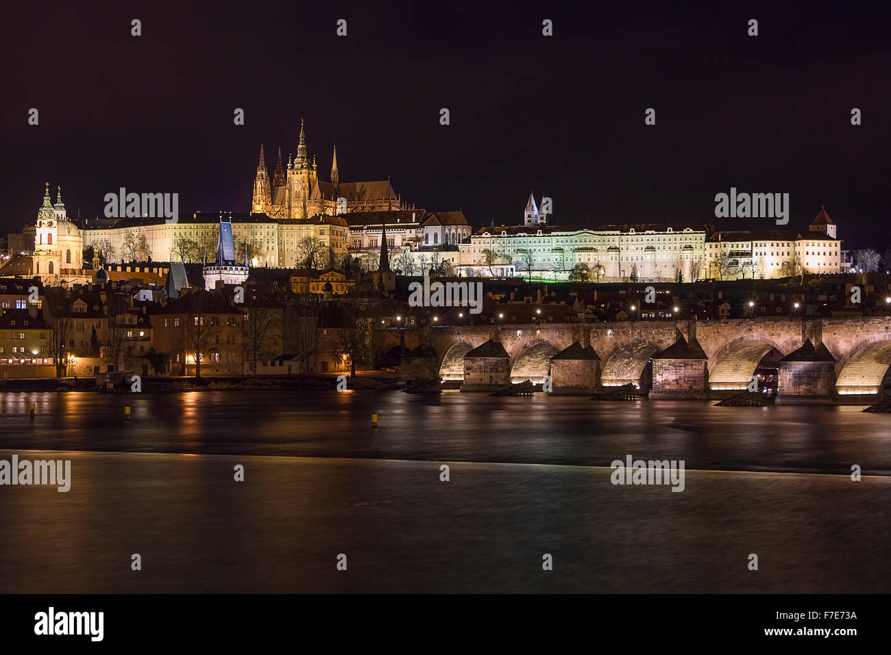 Il più classico panorama di Praga, il Castello di Praga e Ponte Carlo di notte. Foto Stock