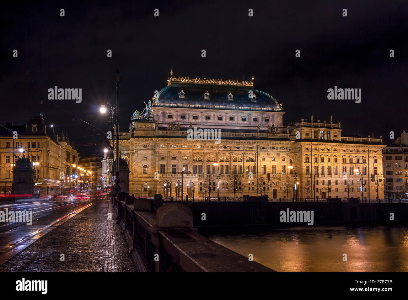 Il bellissimo Teatro nazionale sulle rive del fiume Moldava a Praga di notte. Foto Stock