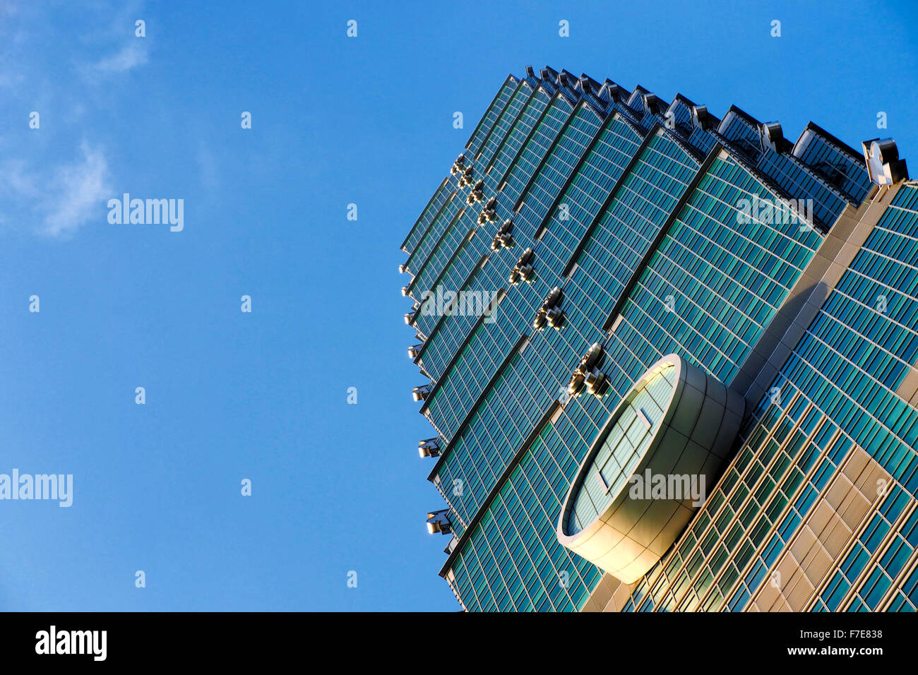 Tempo di giorno foto con cielo blu della facciata esterna di Taipei 101 nel distretto di Xinyi, Taipei, Taiwan Foto Stock