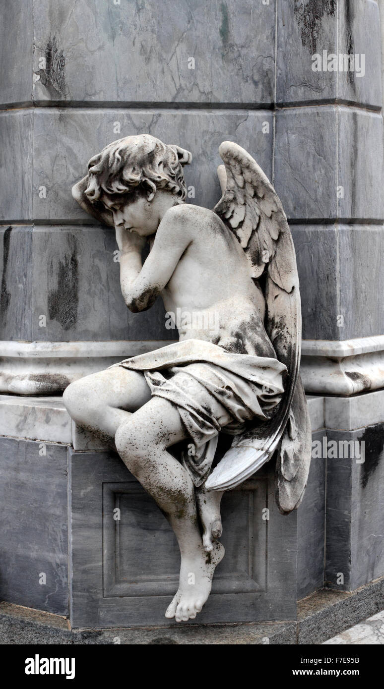Statua di un ragazzo di angelo a La Recoleta Cemetery Buenos Aires, Argentina. Foto Stock