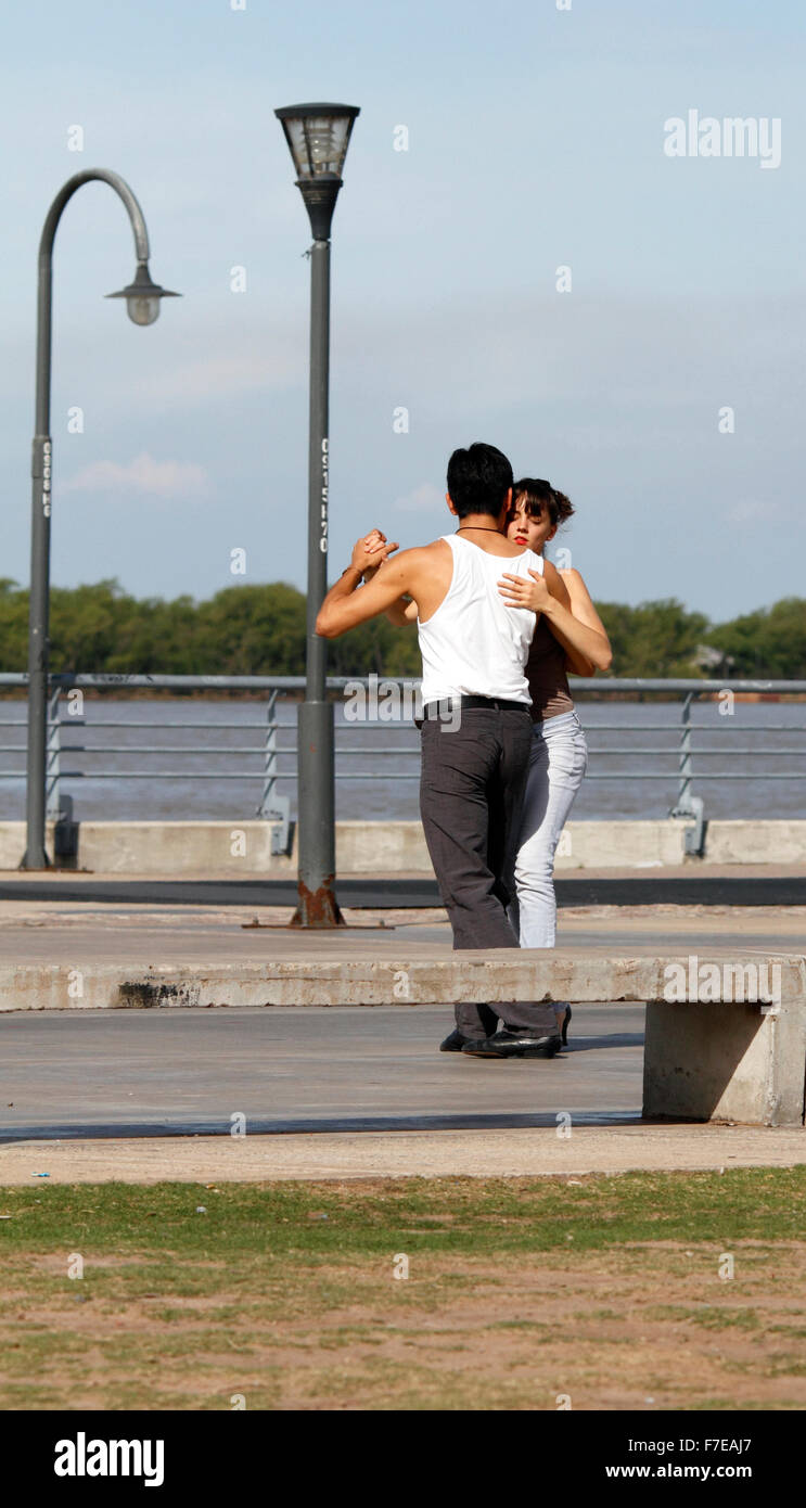 Coppia giovane che pratica il Tango Argentino all'aria aperta Foto Stock