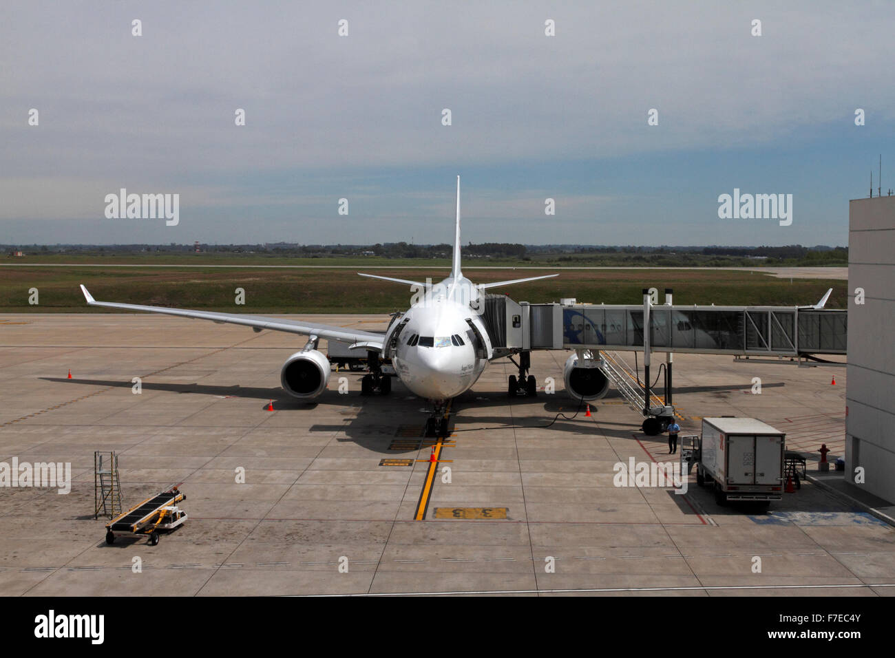 Air Europe Airbus A330 all'aeroporto internazionale di Carrasco a Montevideo, Uruguay. Foto Stock