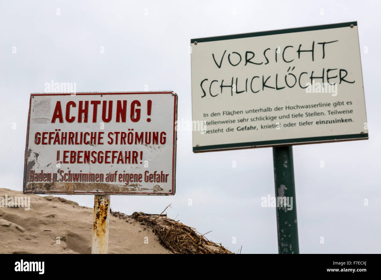 Cartelli di avvertimento sulla spiaggia del Mare del Nord isola Spiekeroog, Germania, guardatevi da forti correnti lungo la spiaggia e buchi di fango, Foto Stock