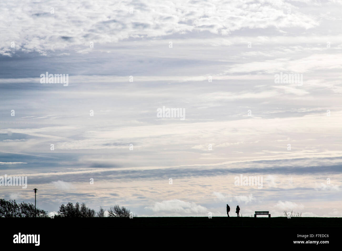 Ampia il cielo aperto sopra il mare del Nord protezione dike, Frisia orientale, Neuharlingersiel, Germania Foto Stock