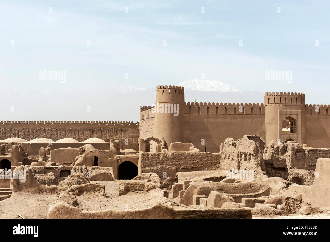 Rovine, torri e mura della fortezza cittadella Arg-e Rayen, Kerman Provincia, Iran Foto Stock