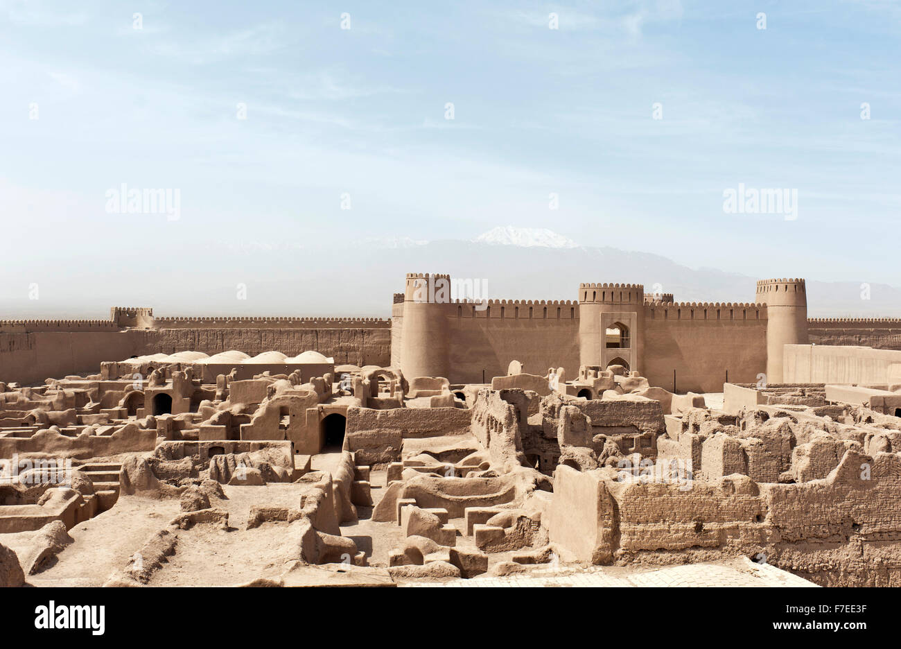 Rovine, torri e mura della fortezza cittadella Arg-e Rayen, Kerman Provincia, Iran Foto Stock