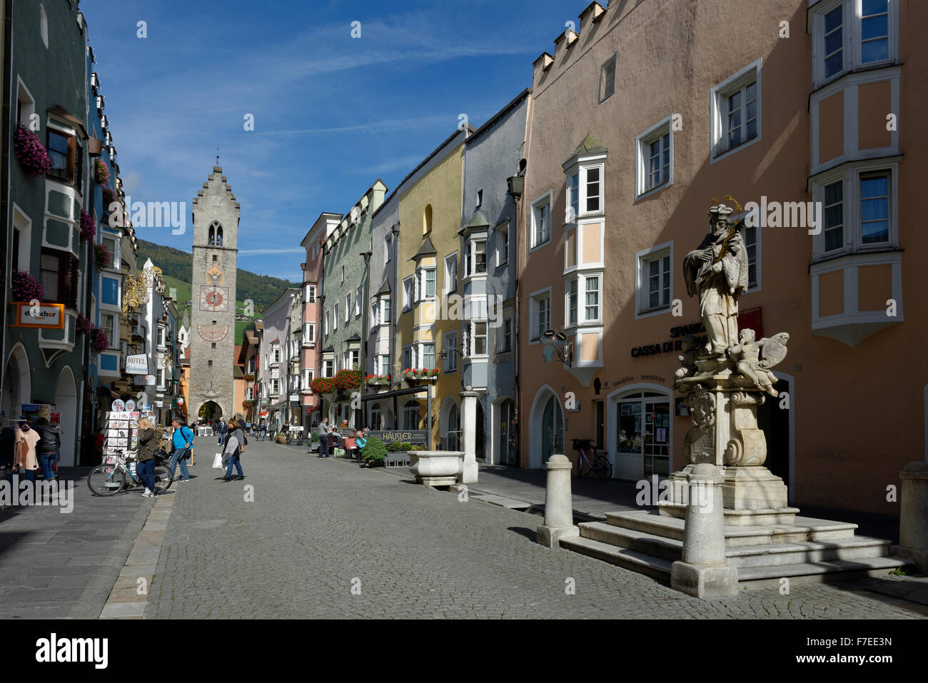 Zwölferturm nel centro storico, Nepomuk monumento all'anteriore, zona pedonale di Neustadt, Vipiteno, Vipiteno Foto Stock