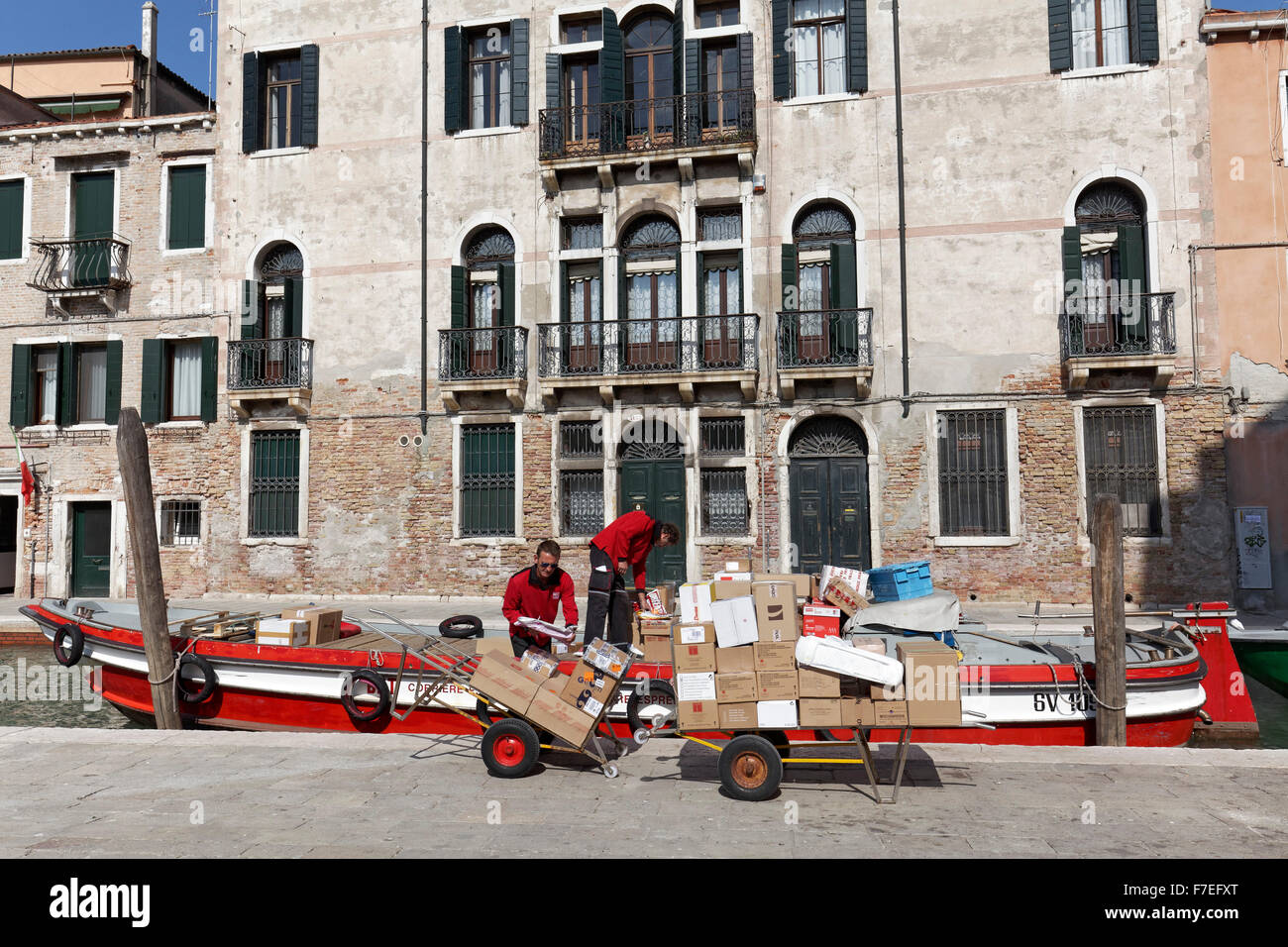 Barca con i pacchetti su un canale, mail offload di barca, veneziana posta-pacchi, Rio San Banaba, Dorsoduro, Venezia, Veneto, Italia Foto Stock