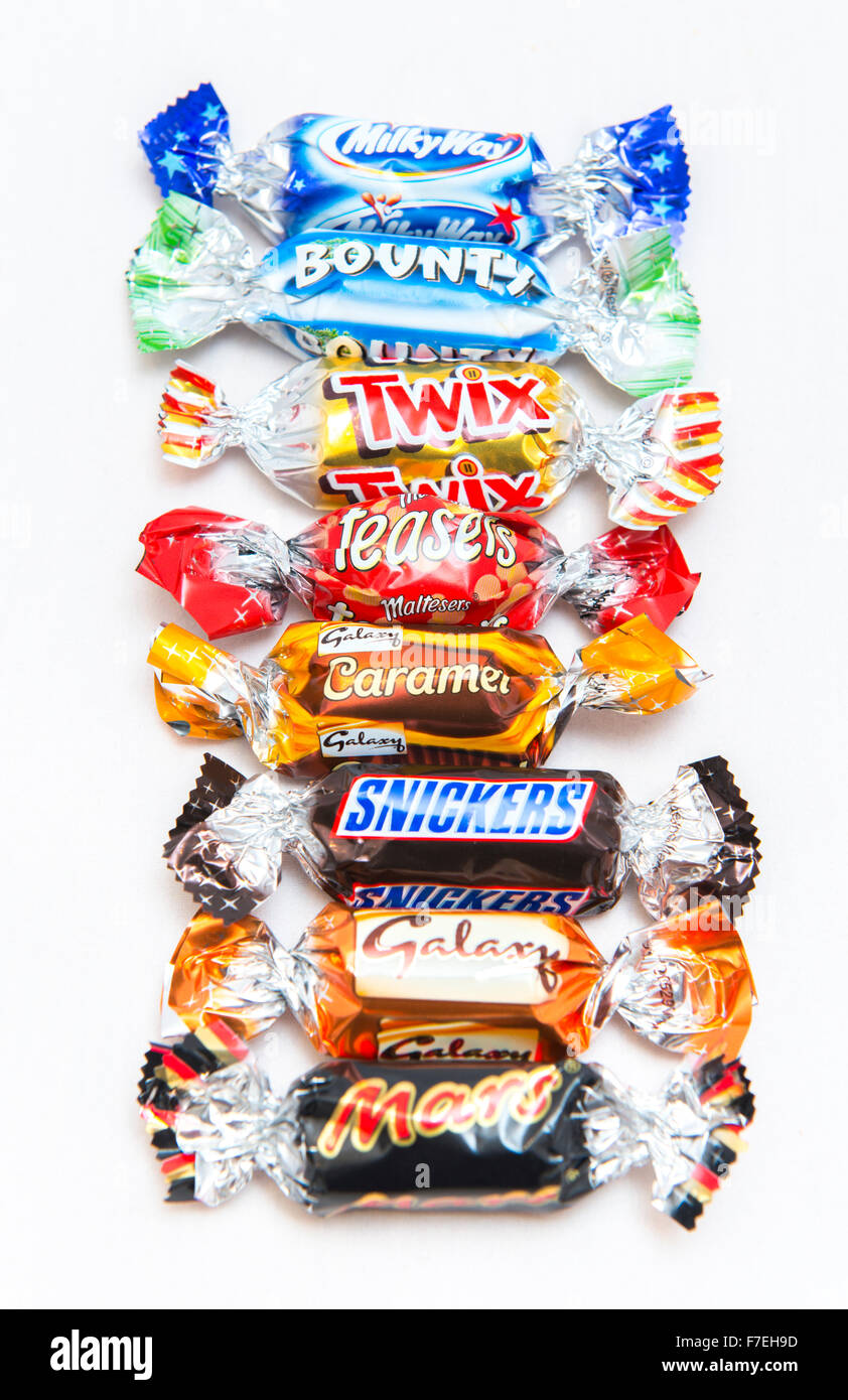 Una selezione di cioccolatini da una lattina di celebrazioni. Foto Stock