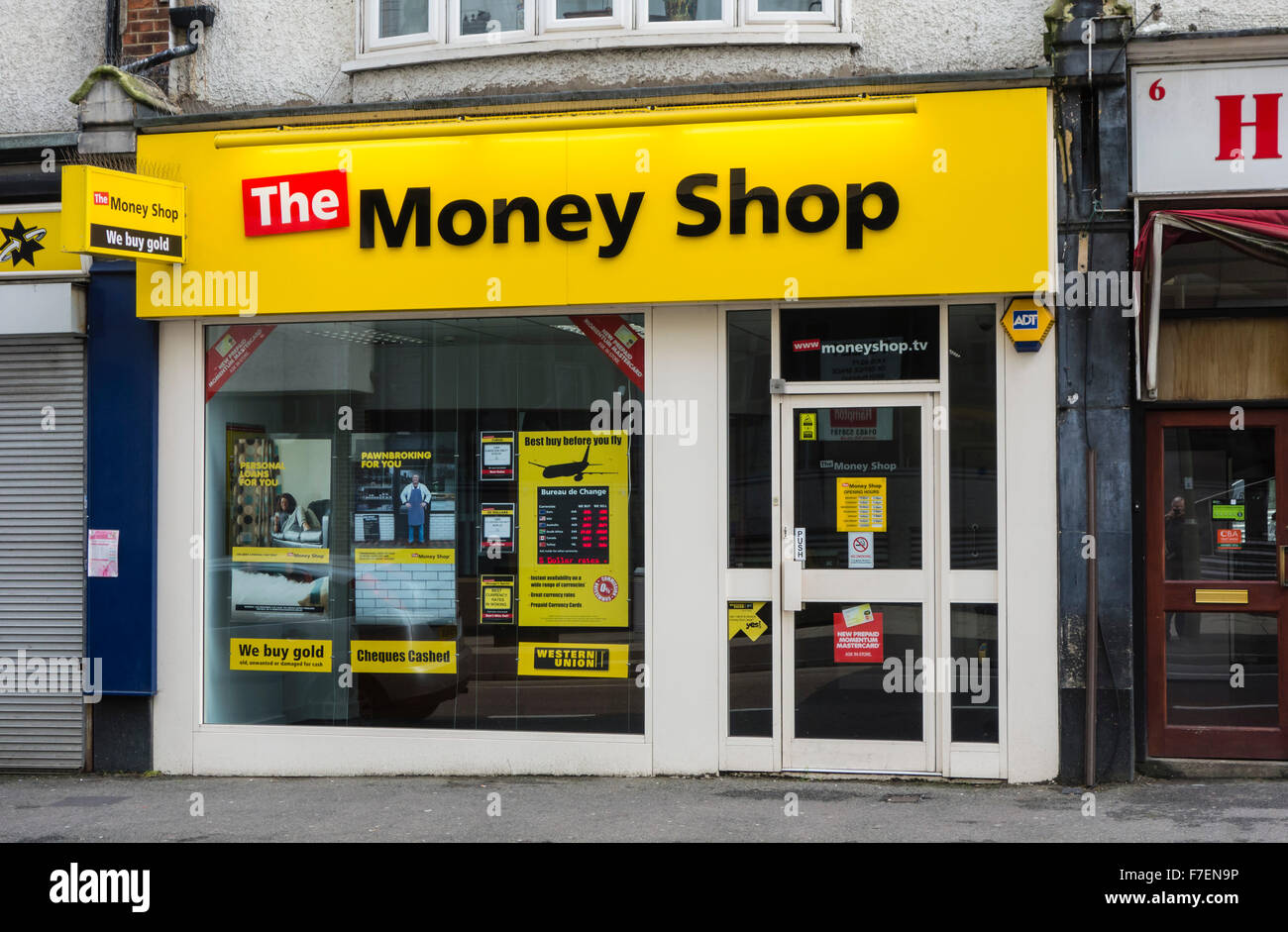 Il negozio di denaro che si occupano di servizi finanziari, Woking, Surrey, England, Regno Unito Foto Stock