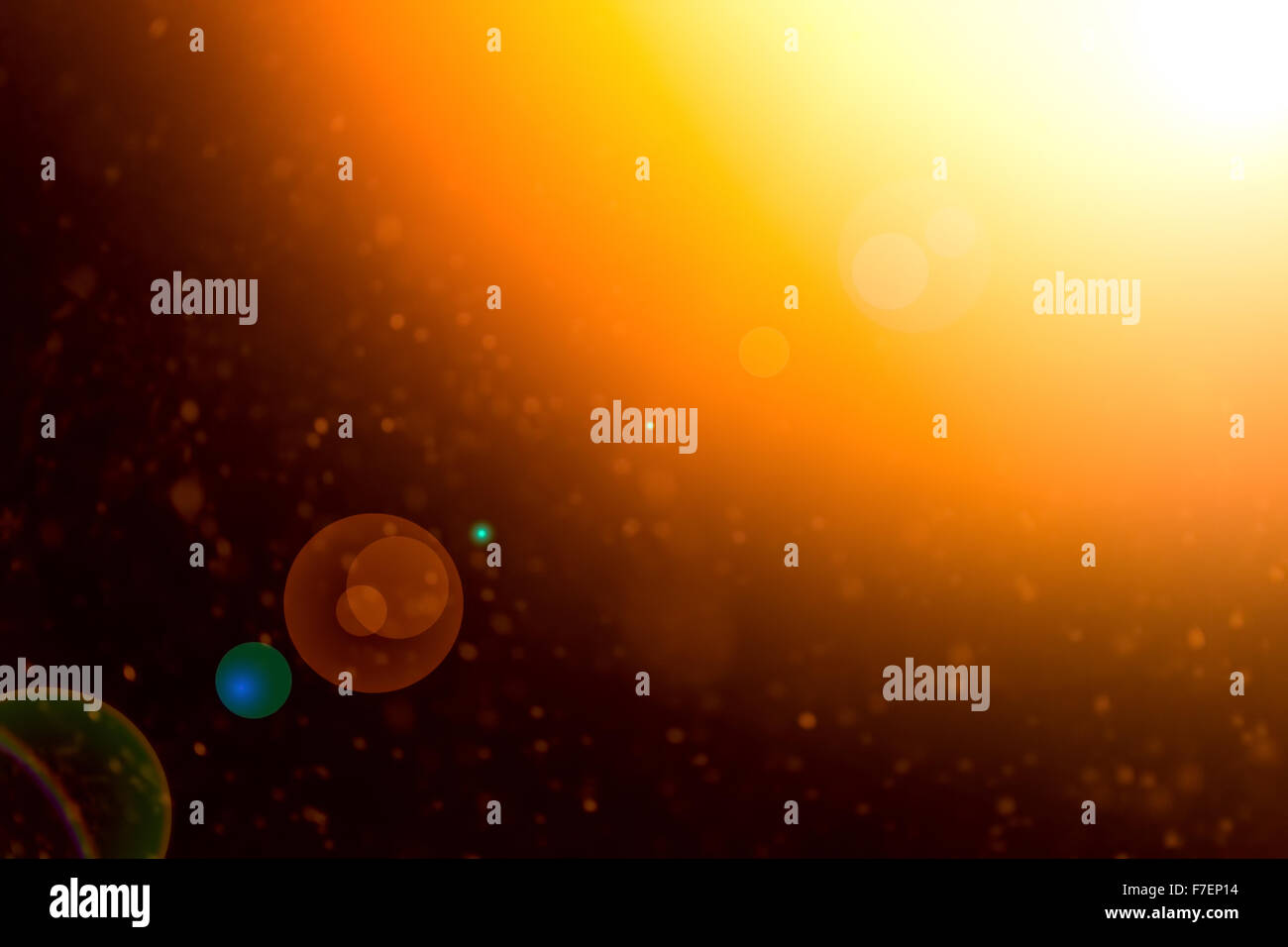 Oro giallo sunflare con star come forme astratte su uno sfondo nero - composta da una singola fotografia di caduta di neve un Foto Stock