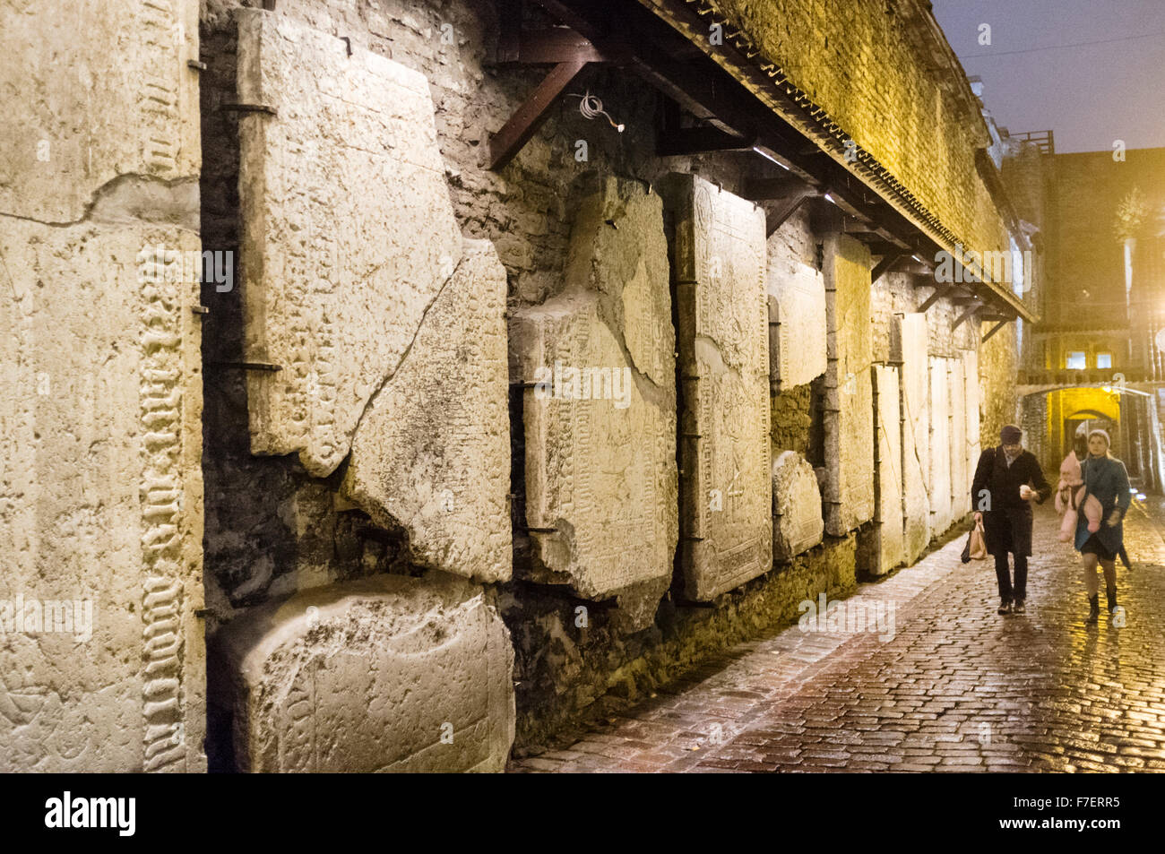 Antiche lapidi al Passaggio di Santa Caterina, Tallinn, Estonia Foto Stock