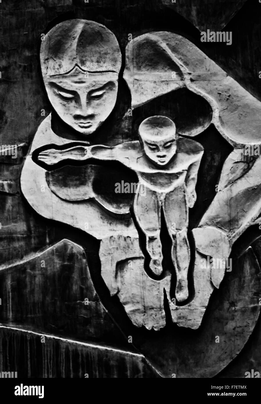 Vista artistica di una donna tenendo un giovane bambino nelle sue mani aperte.- Monocromatico la fotografia in bianco e nero fusion Foto Stock