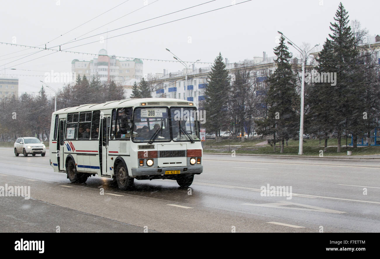 Grigio bus russo trasporta persone come una valanga di neve segna l'inizio dell'inverno a Ufa, Russia 2015 Foto Stock