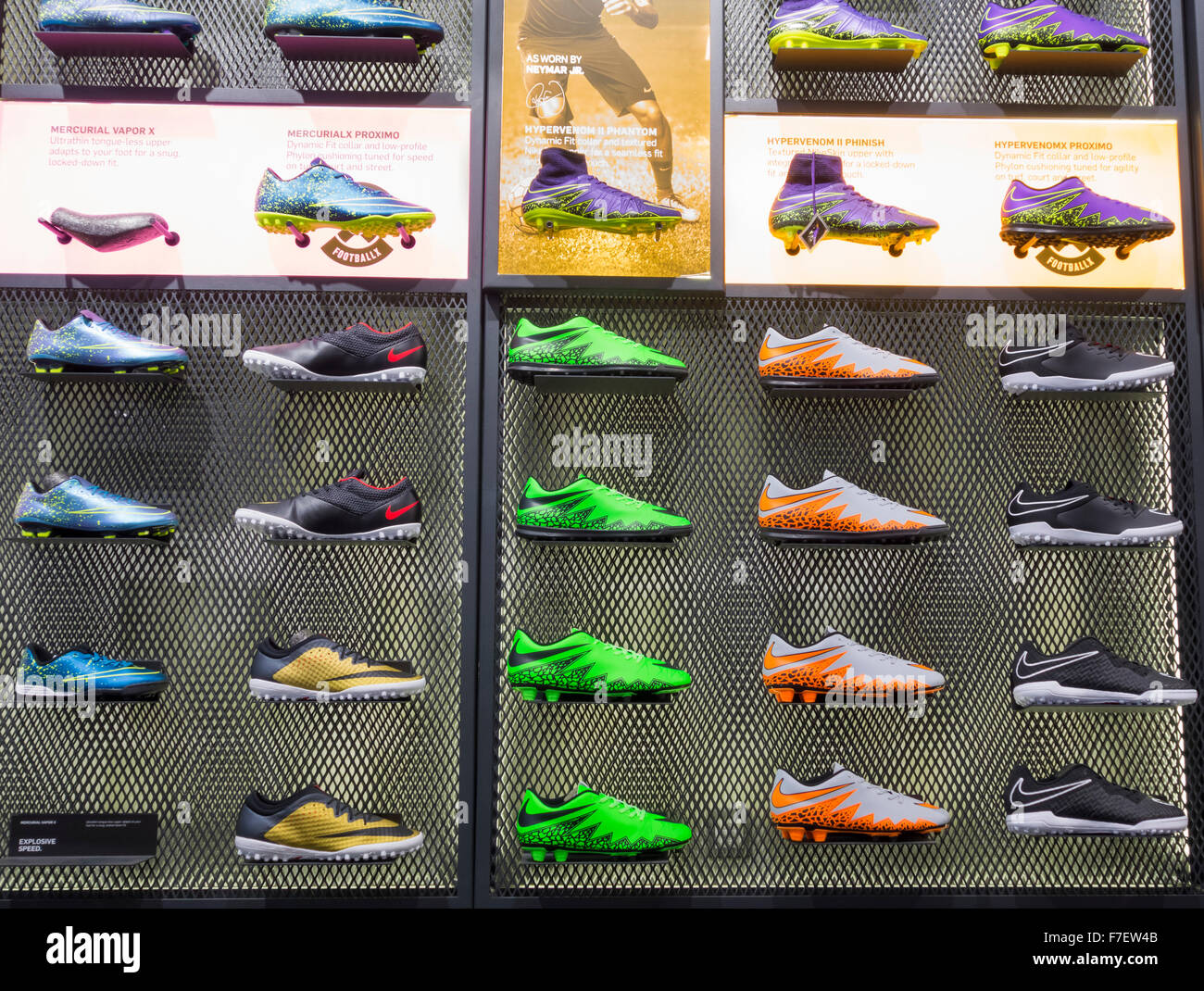 Scarpe Nike Football display JD in negozio di sport nel Regno Unito Foto  stock - Alamy