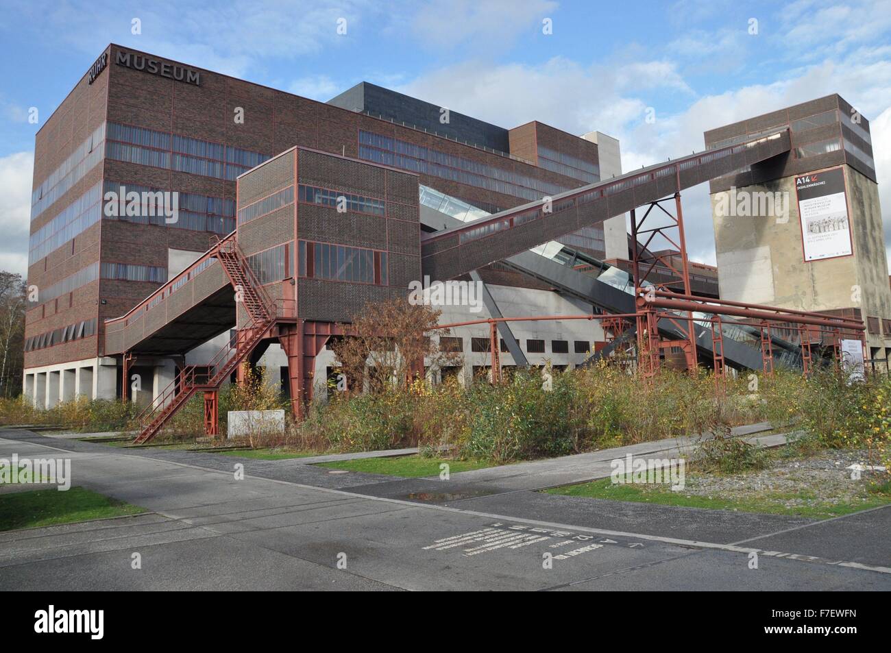 Complesso industriale delle miniere di carbone dello Zollverein è un punto di riferimento della zona della Ruhr, monumento della cultura industriale e del simbolo per il cambiamento della più grande miniera di carbone in Europa in un attraente cultura e centro business a Essen, Germania, 21 novembre 2015. Il Museo della Ruhr presso la miniera di carbone di Zollverein (nella foto) è un nuovo tipo di museo regionale. Un concetto integrativo combina storia naturale e culturale, presentazione di tutta la storia del bacino della Ruhr, dalla formazione di carbone 300 milioni di anni fa agli attuali cambiamenti strutturali verso la Metropoli Ruhr. (CTK foto/Jakub Strihavka) Foto Stock
