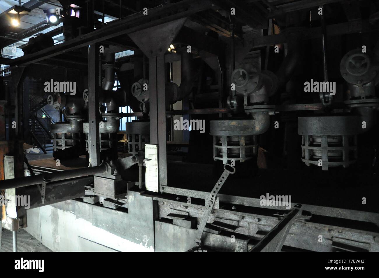 Complesso industriale delle miniere di carbone dello Zollverein è un punto di riferimento della zona della Ruhr, monumento della cultura industriale e del simbolo per il cambiamento della più grande miniera di carbone in Europa in un attraente cultura e centro business a Essen, Germania, 21 novembre 2015. Il Museo della Ruhr presso la miniera di carbone di Zollverein (nella foto) è un nuovo tipo di museo regionale. Un concetto integrativo combina storia naturale e culturale, presentazione di tutta la storia del bacino della Ruhr, dalla formazione di carbone 300 milioni di anni fa agli attuali cambiamenti strutturali verso la Metropoli Ruhr. (CTK foto/Jakub Strihavka) Foto Stock