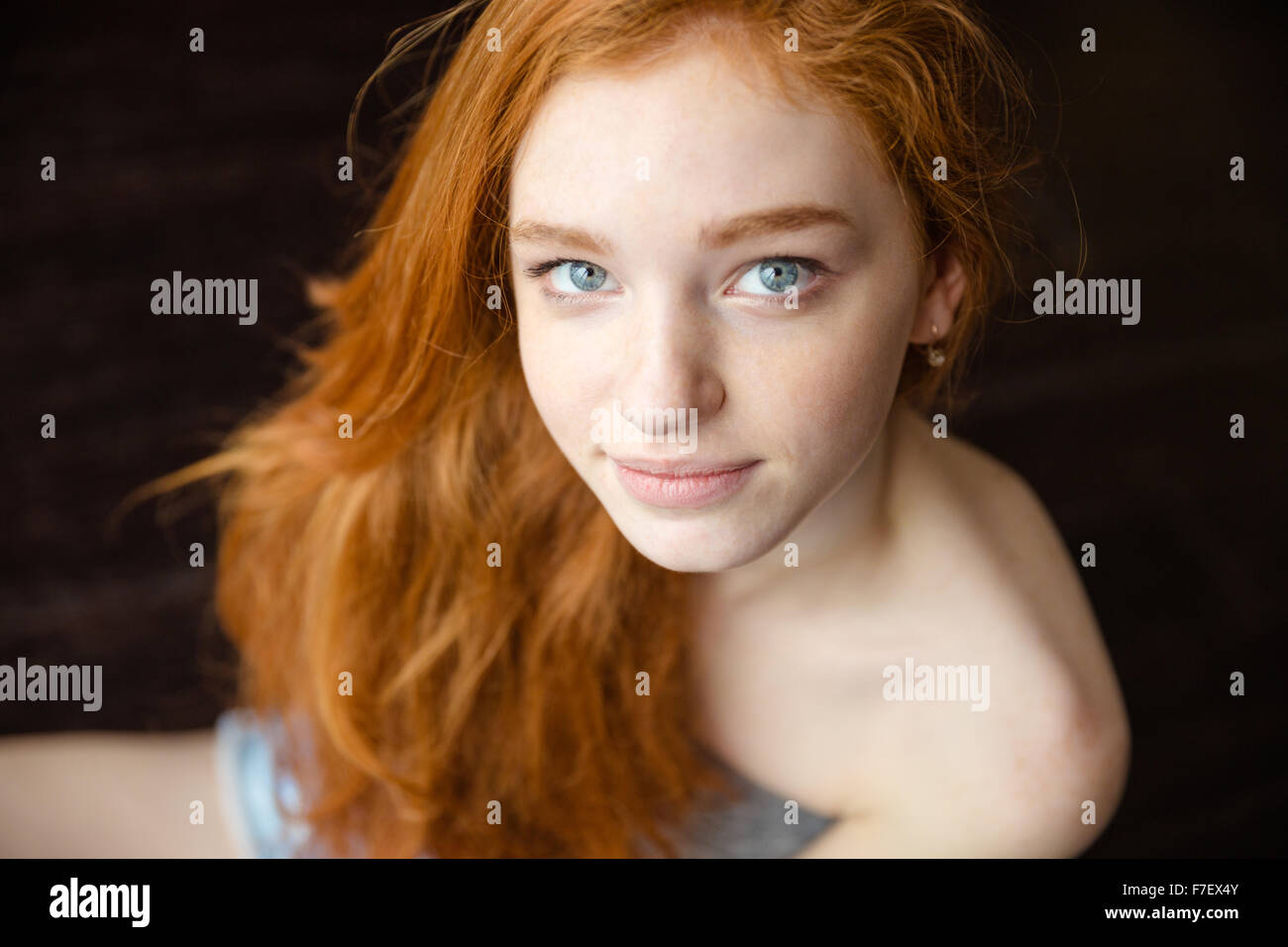 Ritratto di una bellissima femmina redhead adolescente guardando la fotocamera Foto Stock