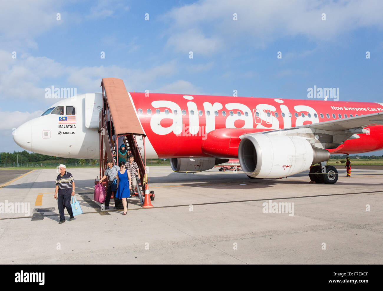 I passeggeri scendono da Air Asia Airbus A320 su asfalto presso l'Aeroporto Internazionale di Kuala Lumpur 2 (KLIA2). Aeromobile regist Foto Stock