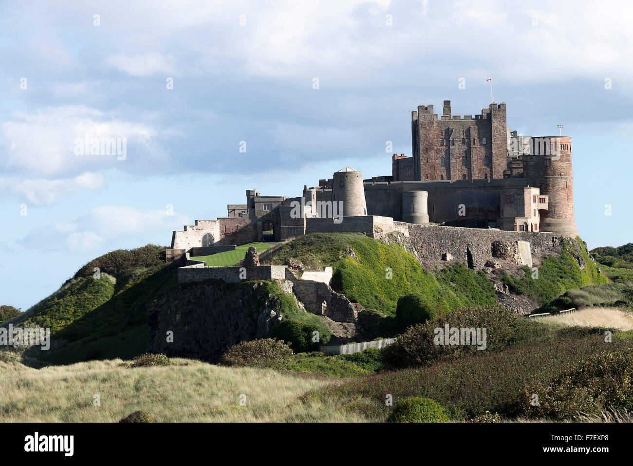 Bellissimo il Castello di Bamburgh sorge su un affioramento di dolerite affacciato sul villaggio di Bamburgh Northumberland England Regno Unito Regno Unito Foto Stock