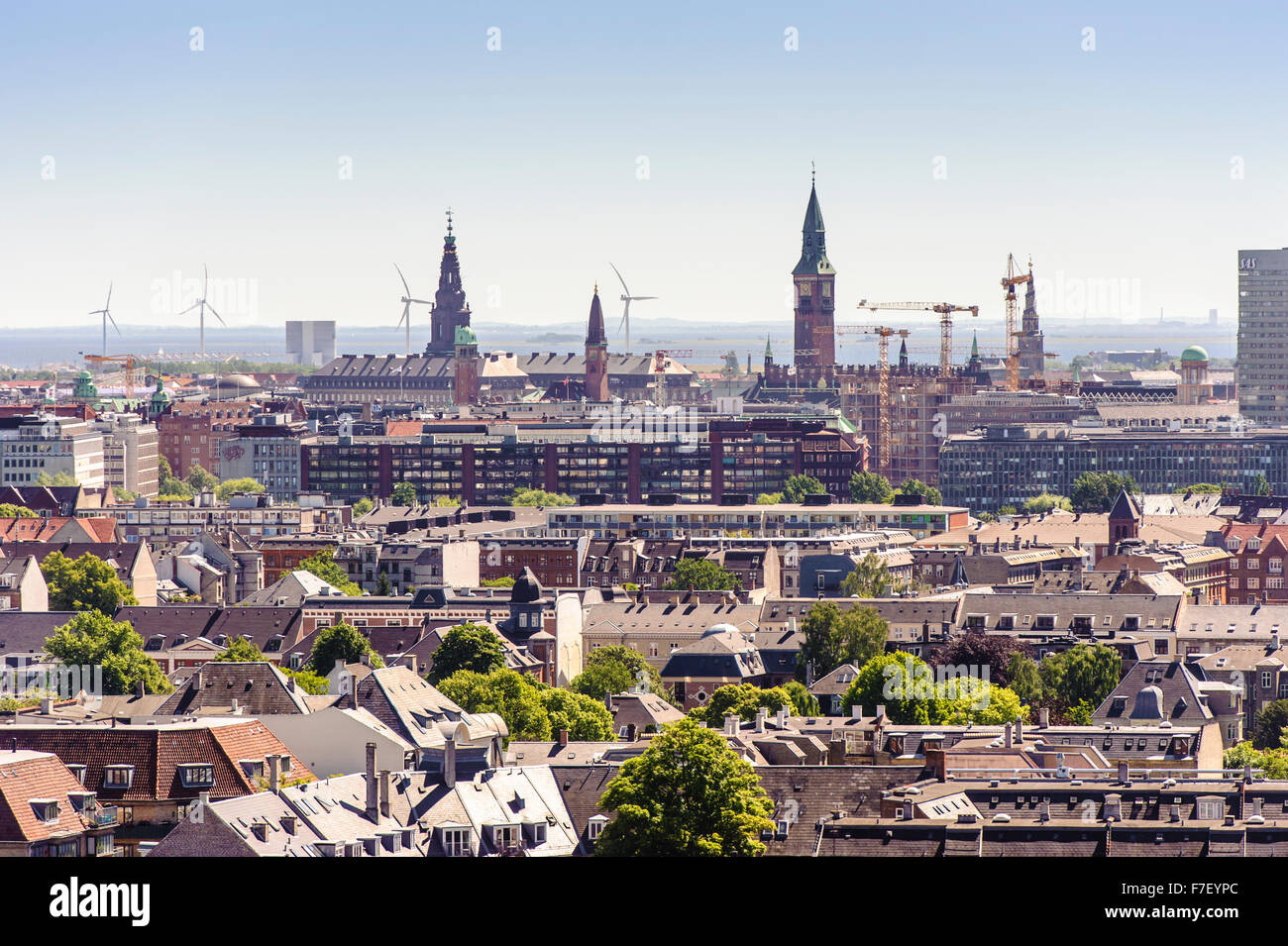 Una vista della città di Copenaghen e le sue numerose torri e mulini a vento in mare Foto Stock