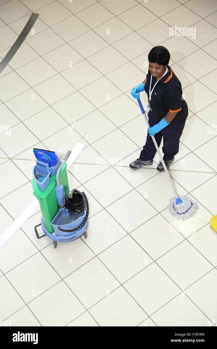 Un ospedale cleaner mops il pavimento in un moderno ospedale del Regno Unito. Visto dal di sopra. Foto Stock