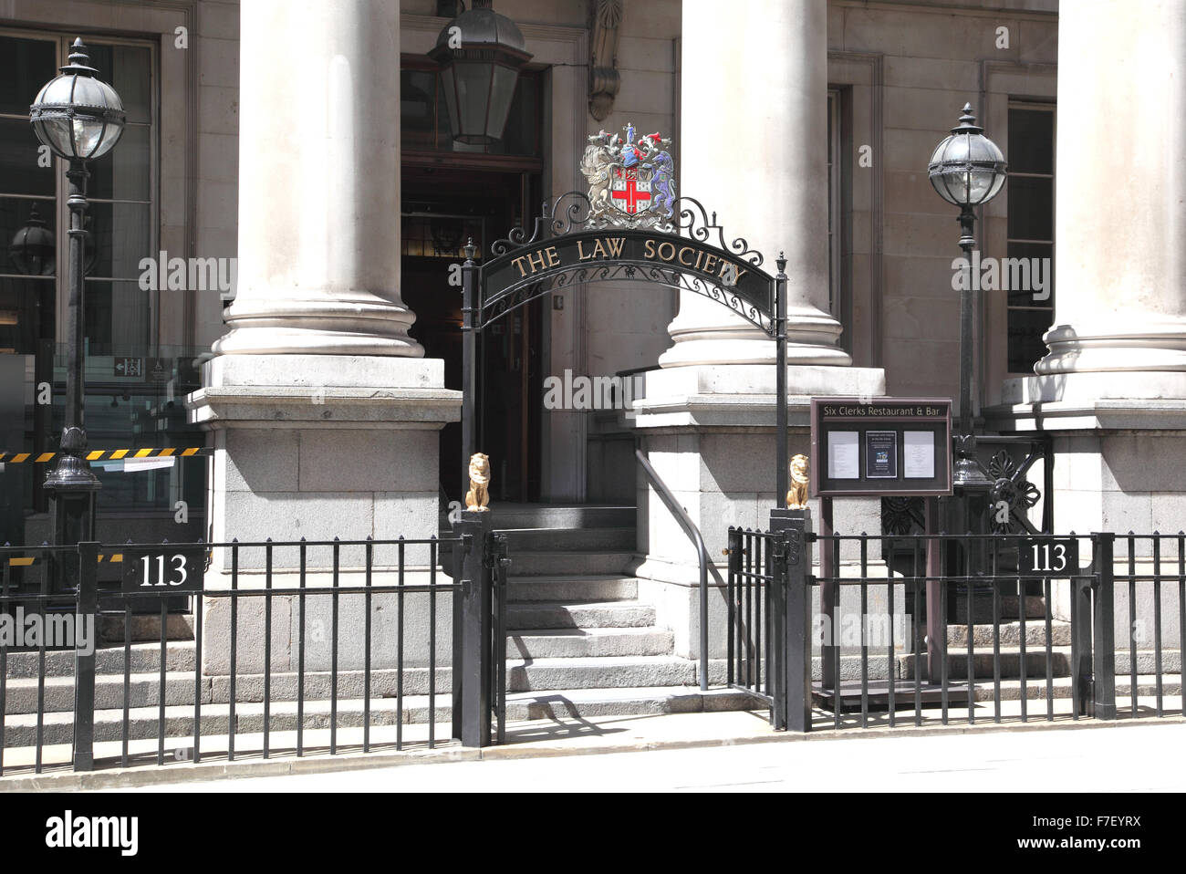 Ingresso della Law Society edificio nella città di Londra, casa del corpo direttivo dell'inglese professione legale. Foto Stock