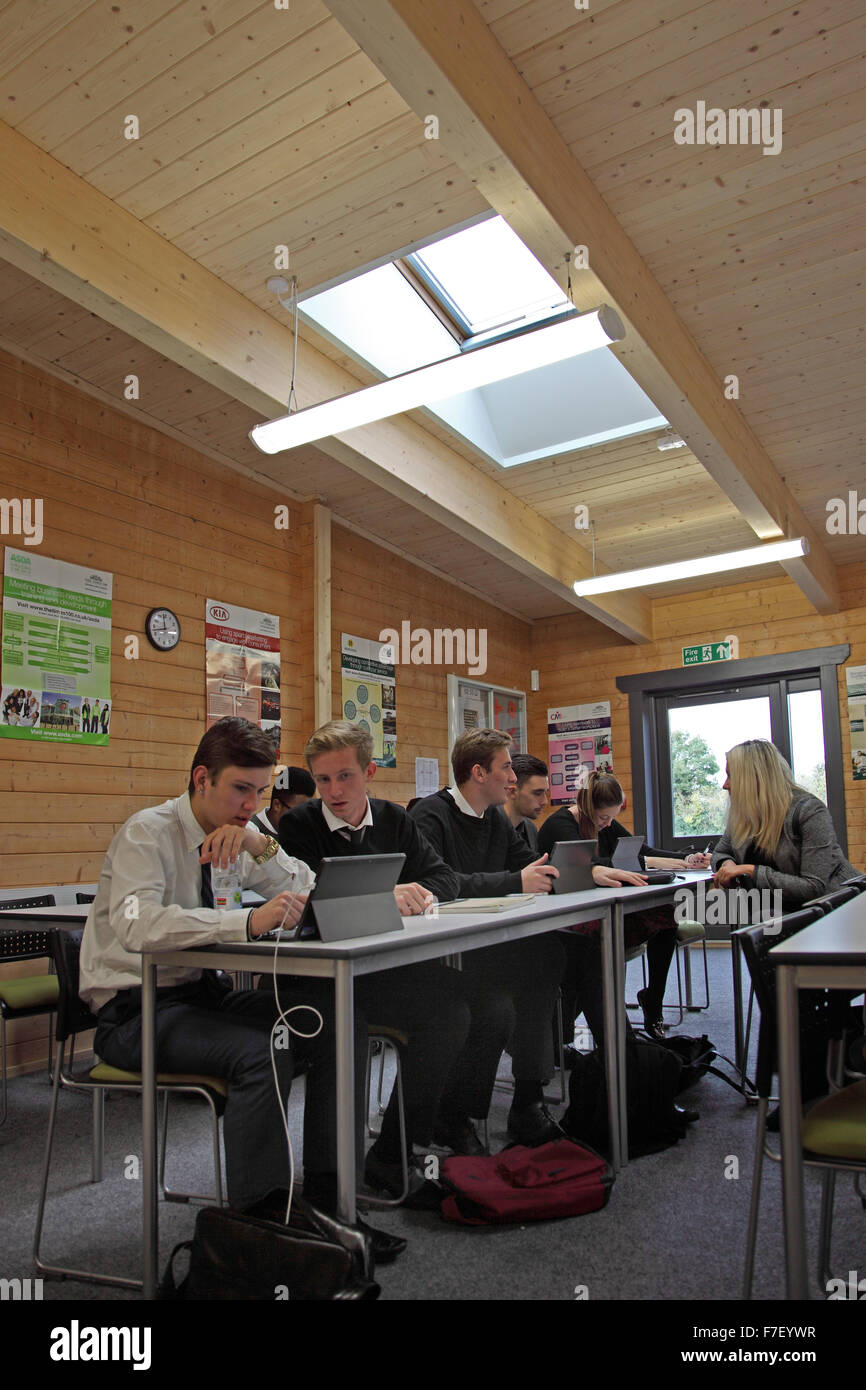 Una sesta forma di classe in corso in una nuova scuola costruita a partire dal legno Foto Stock