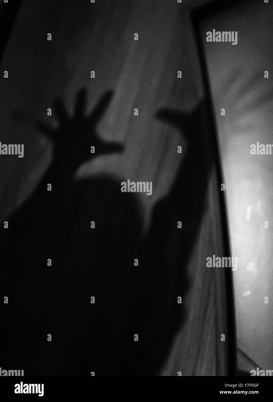 Unidentified bambino con le braccia tese e dita in silhouette â€" in bianco e nero monocromatico Foto Stock