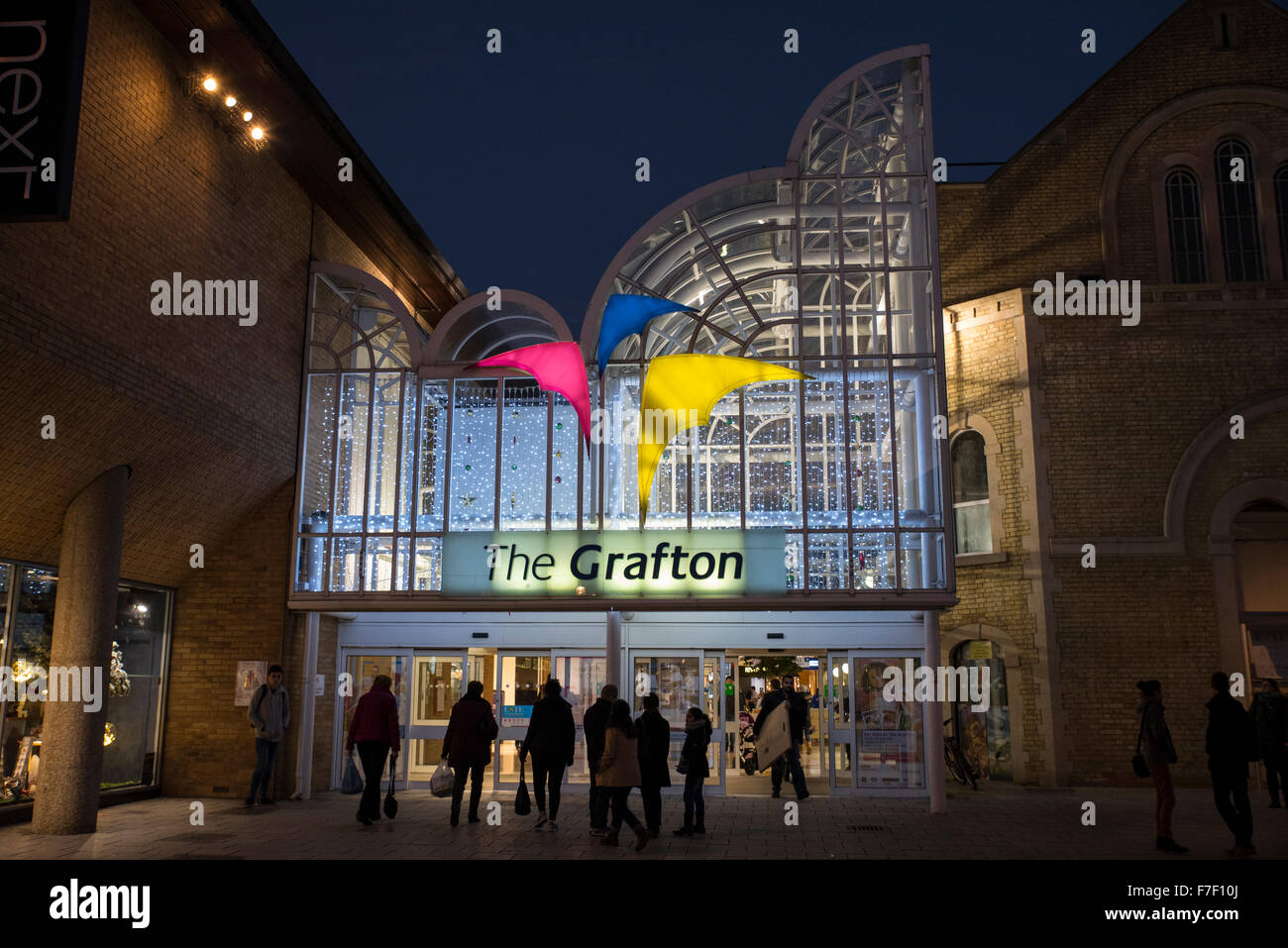 Il Grafton shopping center Fitzroy Street ingresso illuminata di notte della città di Cambridge Cambridgeshire England Foto Stock