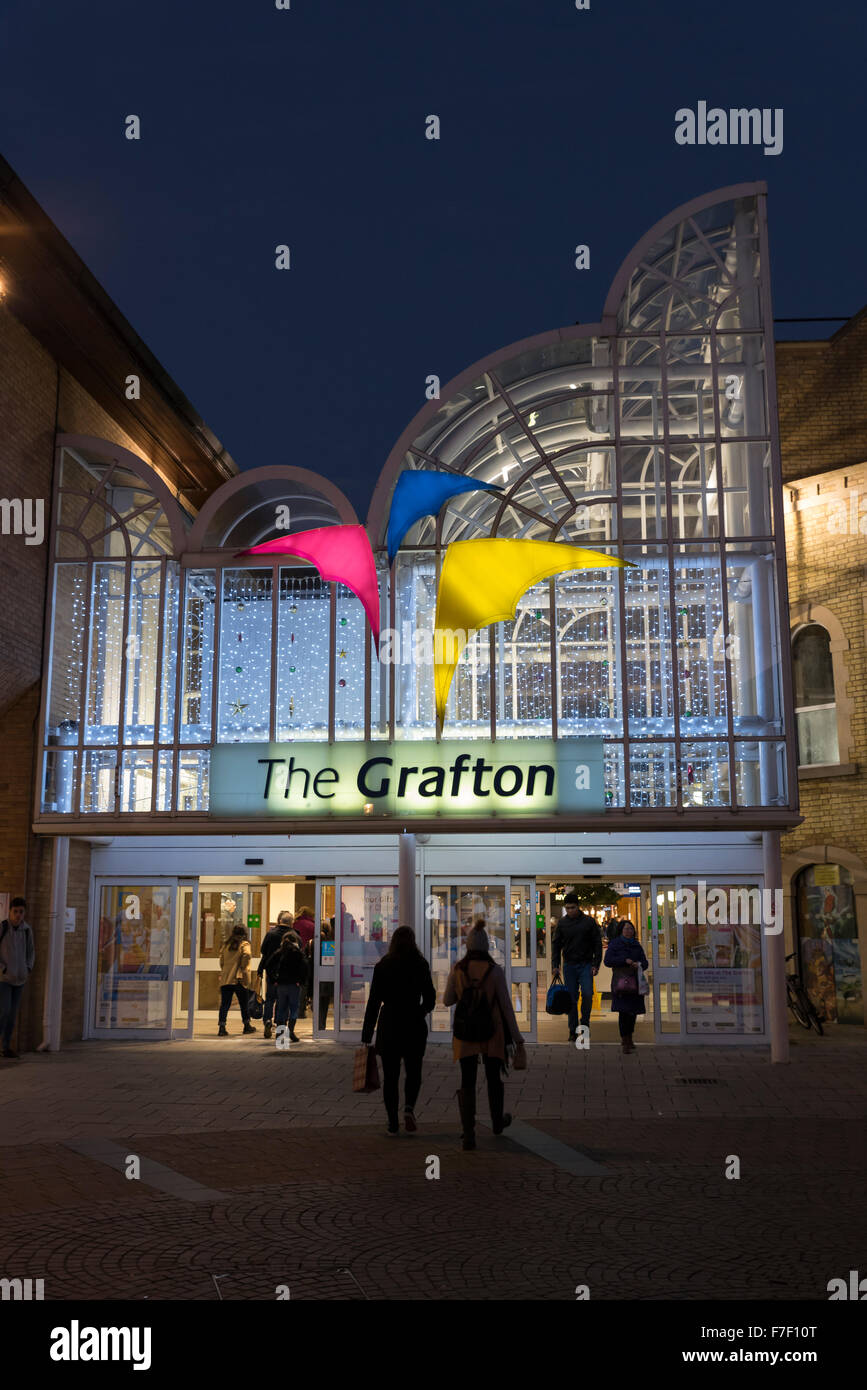 Il Grafton shopping center Fitzroy Street ingresso illuminata di notte della città di Cambridge Cambridgeshire England Foto Stock